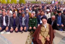 اقامه باشکوه نماز ظهر پس از راهپیمایی ۲۲ بهمن در میدان امام اصفهان