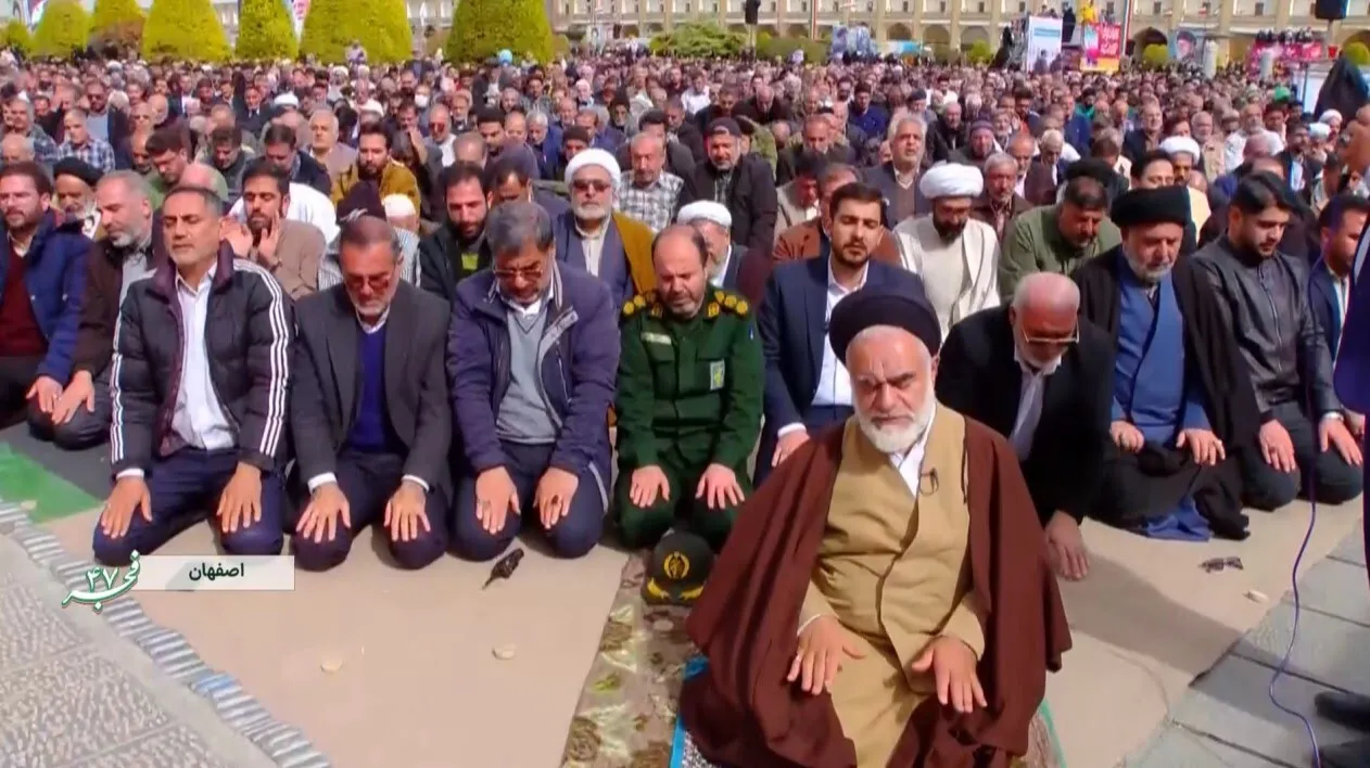اقامه باشکوه نماز ظهر پس از راهپیمایی ۲۲ بهمن در میدان امام اصفهان