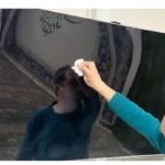 تصویری از کارکنان در حال غبارروبی و نظافت نمازخانه یک اداره در استان لرستان