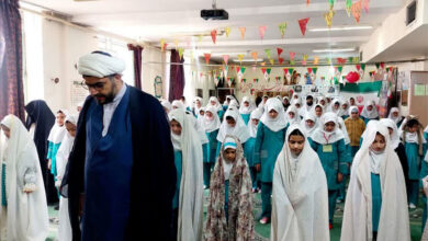 اقامه نماز در مدارس خرم‌آباد با حضور امام جماعت کانون پرورش فکری و استقبال دانش‌آموزان برگزار شد.