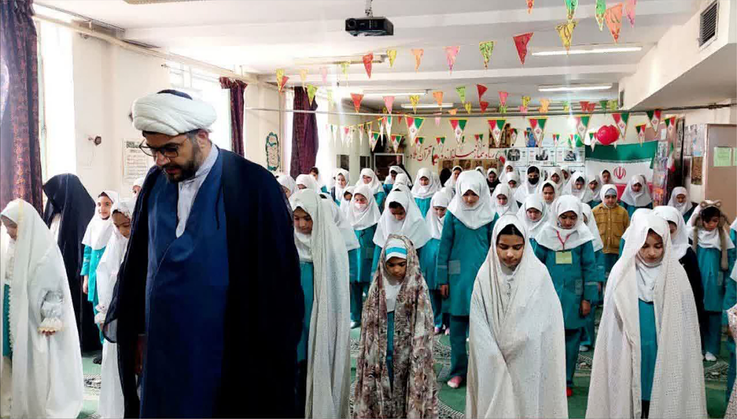 اقامه نماز در مدارس خرم‌آباد با حضور امام جماعت کانون پرورش فکری و استقبال دانش‌آموزان برگزار شد.