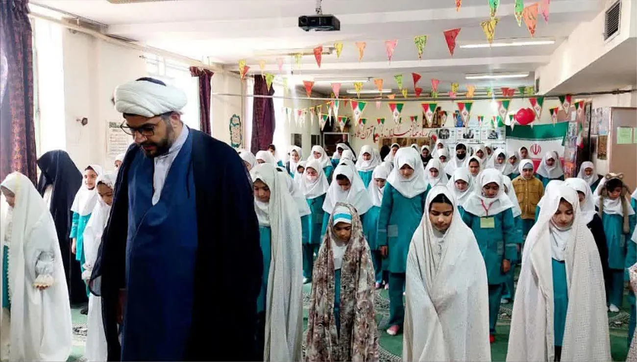 اقامه نماز در مدارس خرم‌آباد با حضور امام جماعت کانون پرورش فکری و استقبال دانش‌آموزان برگزار شد.
