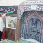 تصویری از کارکنان در حال غبارروبی و نظافت نمازخانه یک اداره در استان لرستان