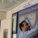 تصویری از کارکنان در حال غبارروبی و نظافت نمازخانه یک اداره در استان لرستان