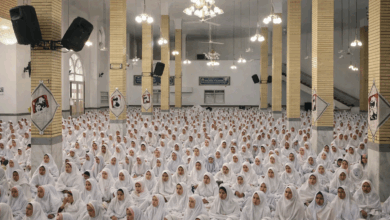 تصویری از شادی دانش‌آموزان دختر در مراسم جشن تکلیف خود در شهرستان کوهدشت.