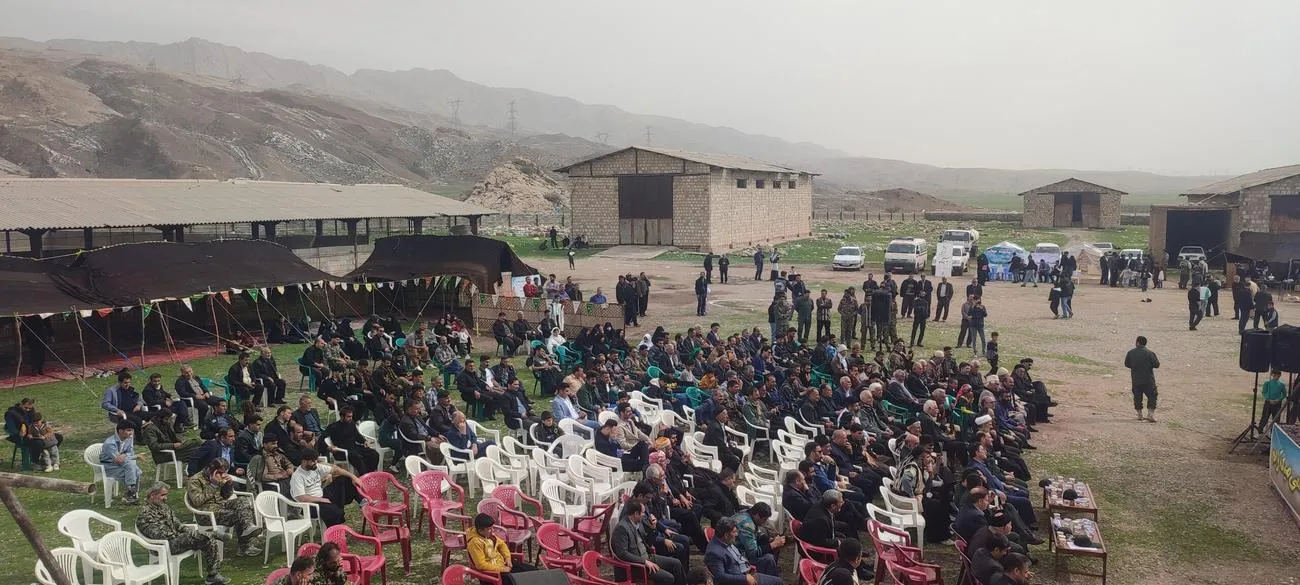 حجتالاسلام چراغی در حال سخنرانی برای والدین و معلمان عشایر در نشست فرهنگسازی نماز در منطقه پاعلم لرستان.