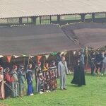 حجت‌الاسلام چراغی در حال سخنرانی برای والدین و معلمان عشایر در نشست فرهنگ‌سازی نماز در منطقه پاعلم لرستان.