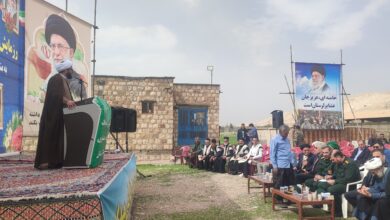 حجت‌الاسلام چراغی در حال سخنرانی برای والدین و معلمان عشایر در نشست فرهنگ‌سازی نماز در منطقه پاعلم لرستان.