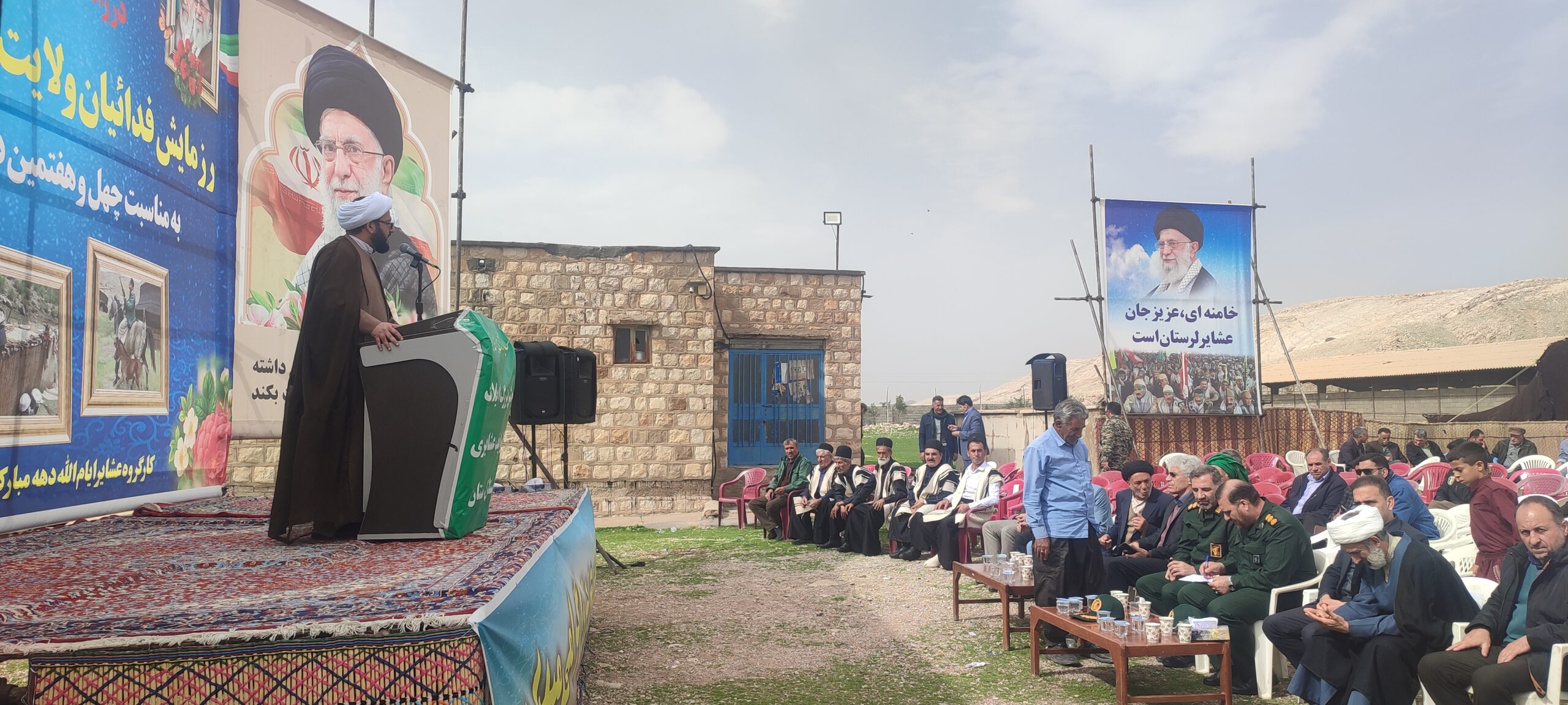 حجت‌الاسلام چراغی در حال سخنرانی برای والدین و معلمان عشایر در نشست فرهنگ‌سازی نماز در منطقه پاعلم لرستان.