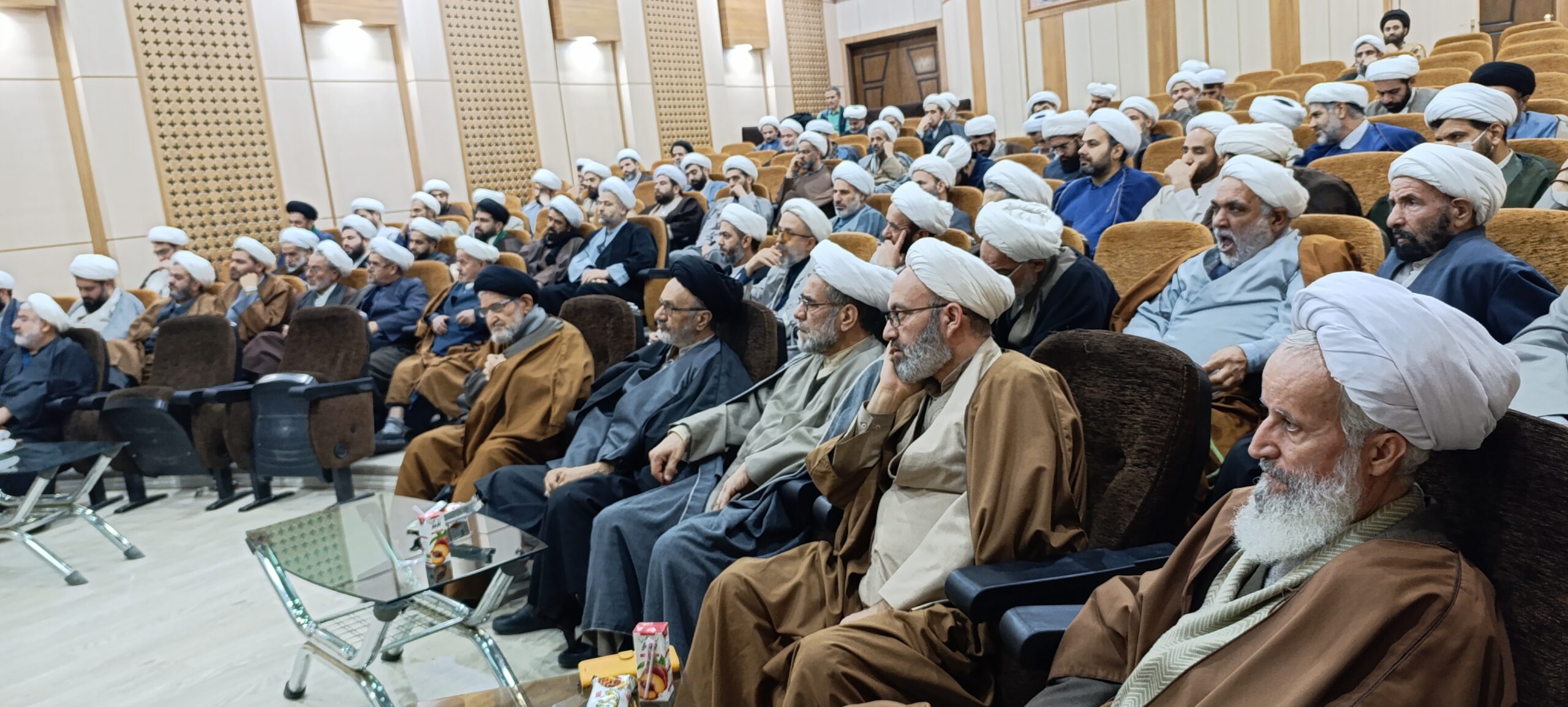 نشست فصلی ائمه جماعات دستگاههای اجرایی استان همدان برگزار شد