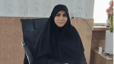 خدیجه بازوند، مشاور امور بانوان ستاد اقامه نماز لرستان در حال تشریح نقش بانوان در ترویج نماز