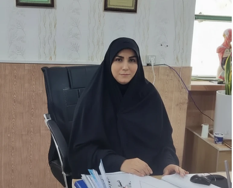 خدیجه بازوند، مشاور امور بانوان ستاد اقامه نماز لرستان در حال تشریح نقش بانوان در ترویج نماز