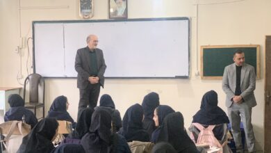 مدیر ستاد اقامه نماز کردستان از مدارس سنندج و گفت‌وگو با دانش‌آموزان بازدید کرد