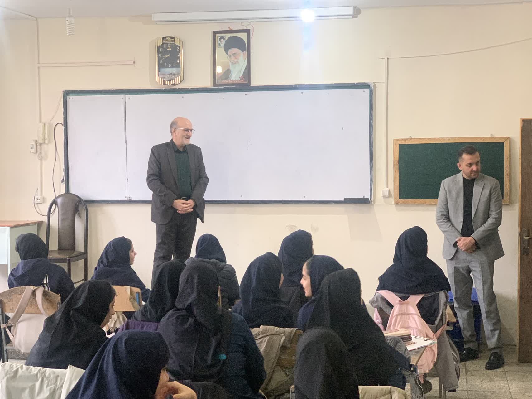 مدیر ستاد اقامه نماز کردستان از مدارس سنندج و گفت‌وگو با دانش‌آموزان بازدید کرد