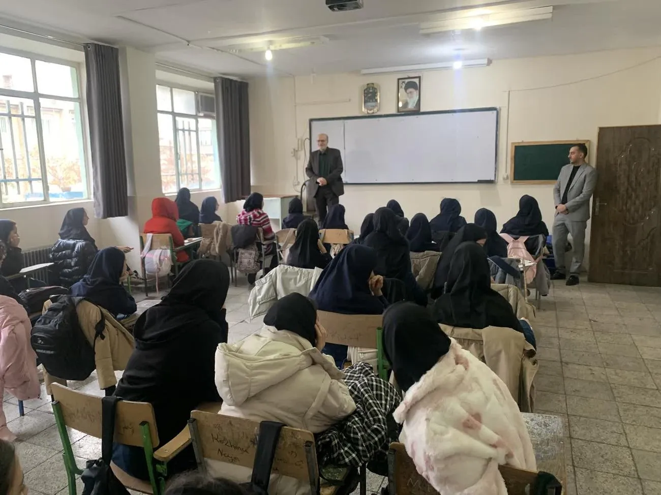 مدیر ستاد اقامه نماز کردستان از مدارس سنندج و گفتوگو با دانشآموزان بازدید کرد
