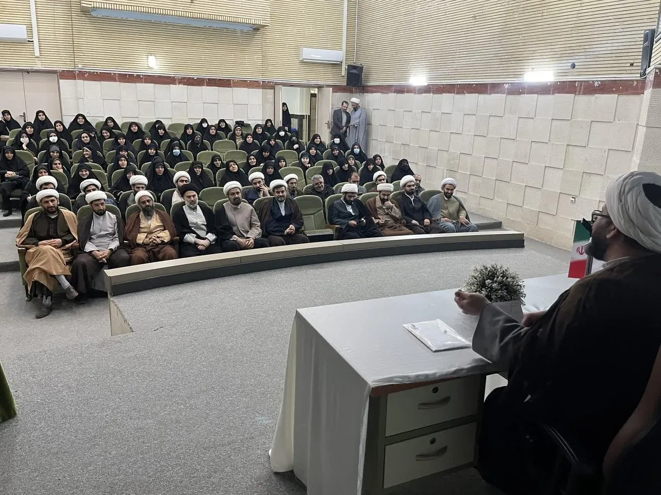 حضور طلاب و مبلغات طرح امین در کارگاه آموزشی جذاب‌سازی اقامه نماز در مدارس.