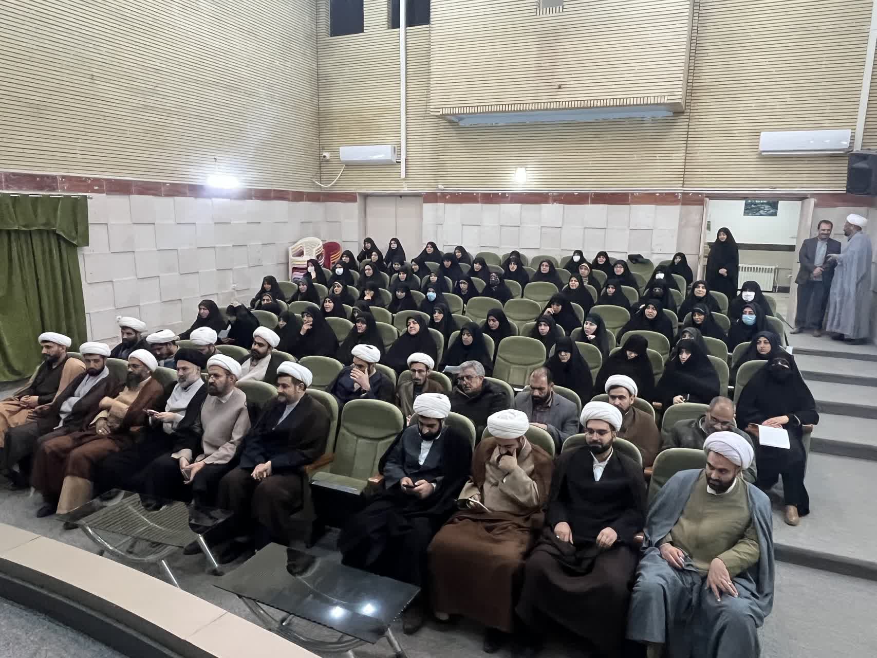 حضور طلاب و مبلغات طرح امین در کارگاه آموزشی جذاب‌سازی اقامه نماز در مدارس.