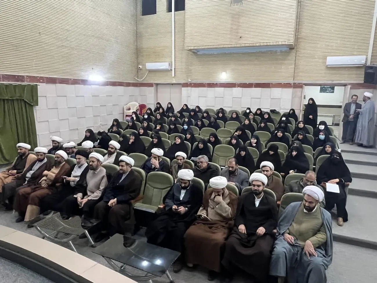 حضور طلاب و مبلغات طرح امین در کارگاه آموزشی جذاب‌سازی اقامه نماز در مدارس.