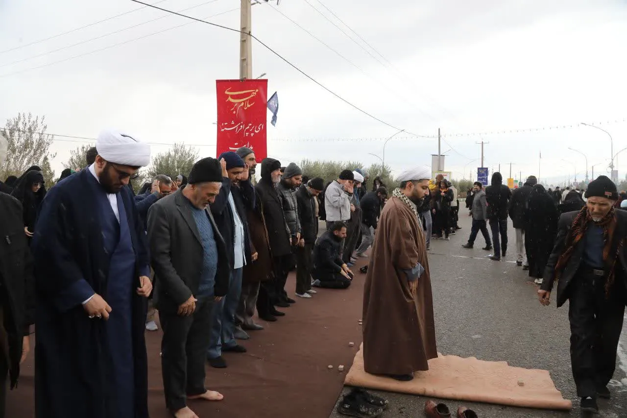 نماز ظهر اول وقت در طریق المهدی(عج)