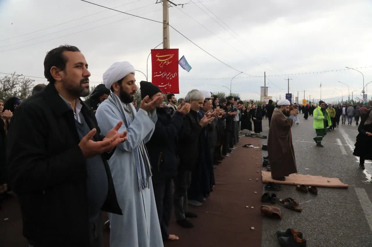 نماز ظهر اول وقت در طریق المهدی(عج)