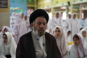 تصویری از برگزاری جشن تکلیف دانش‌آموزان دختر خرم‌آبادی در مصلی الغدیر به امامت آیت‌الله شاهرخی.