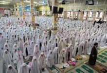 تصویری از برگزاری جشن تکلیف دانش‌آموزان دختر خرم‌آبادی در مصلی الغدیر به امامت آیت‌الله شاهرخی.