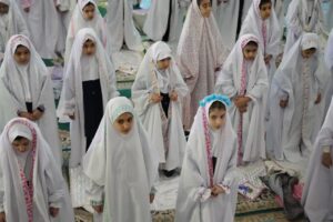 تصویری از برگزاری جشن تکلیف دانش‌آموزان دختر خرم‌آبادی در مصلی الغدیر به امامت آیت‌الله شاهرخی.