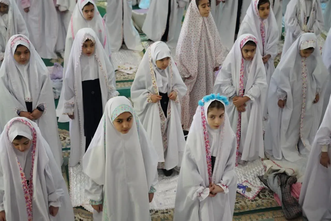 تصویری از برگزاری جشن تکلیف دانشآموزان دختر خرمآبادی در مصلی الغدیر به امامت آیتالله شاهرخی.