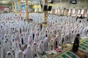 تصویری از برگزاری جشن تکلیف دانش‌آموزان دختر خرم‌آبادی در مصلی الغدیر به امامت آیت‌الله شاهرخی.