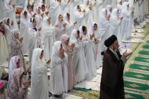 تصویری از برگزاری جشن تکلیف دانش‌آموزان دختر خرم‌آبادی در مصلی الغدیر به امامت آیت‌الله شاهرخی.