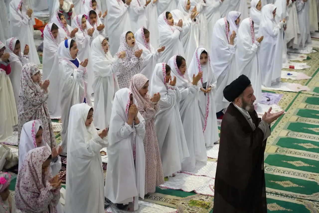 تصویری از برگزاری جشن تکلیف دانشآموزان دختر خرمآبادی در مصلی الغدیر به امامت آیتالله شاهرخی.