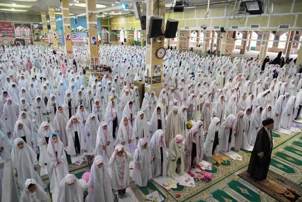 تصویری از برگزاری جشن تکلیف دانش‌آموزان دختر خرم‌آبادی در مصلی الغدیر به امامت آیت‌الله شاهرخی.