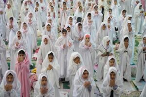 تصویری از برگزاری جشن تکلیف دانش‌آموزان دختر خرم‌آبادی در مصلی الغدیر به امامت آیت‌الله شاهرخی.