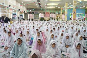 تصویری از برگزاری جشن تکلیف دانش‌آموزان دختر خرم‌آبادی در مصلی الغدیر به امامت آیت‌الله شاهرخی.