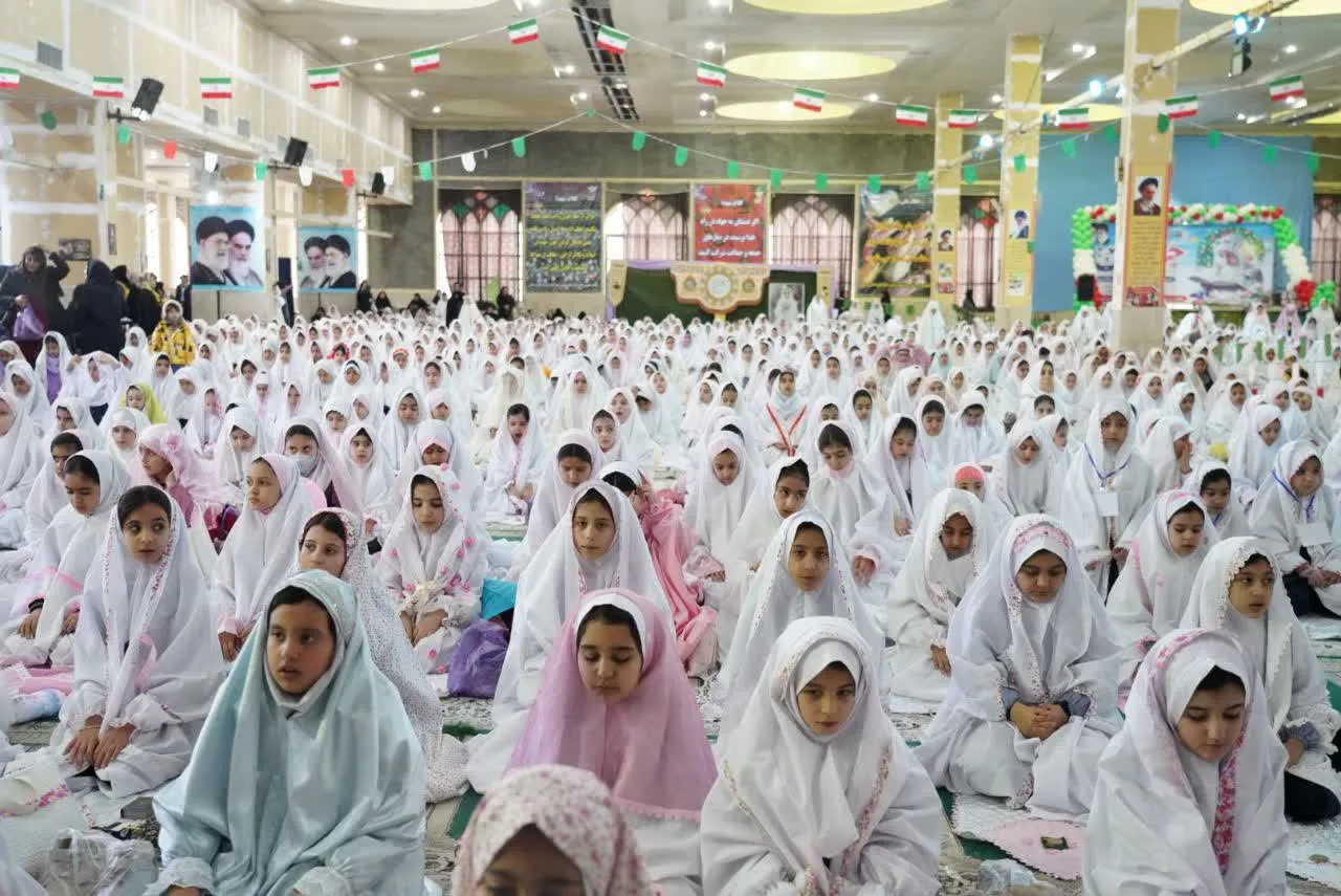 تصویری از برگزاری جشن تکلیف دانشآموزان دختر خرمآبادی در مصلی الغدیر به امامت آیتالله شاهرخی.
