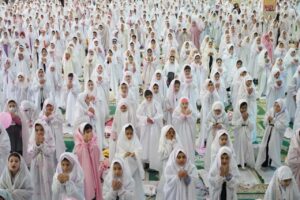 تصویری از برگزاری جشن تکلیف دانش‌آموزان دختر خرم‌آبادی در مصلی الغدیر به امامت آیت‌الله شاهرخی.