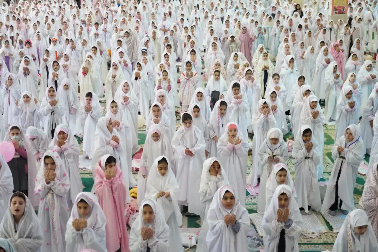تصویری از برگزاری جشن تکلیف دانشآموزان دختر خرمآبادی در مصلی الغدیر به امامت آیتالله شاهرخی.