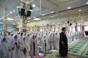 تصویری از برگزاری جشن تکلیف دانش‌آموزان دختر خرم‌آبادی در مصلی الغدیر به امامت آیت‌الله شاهرخی.