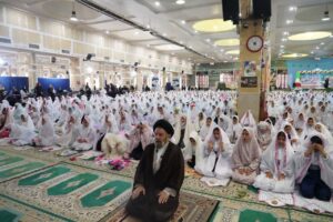 تصویری از برگزاری جشن تکلیف دانش‌آموزان دختر خرم‌آبادی در مصلی الغدیر به امامت آیت‌الله شاهرخی.