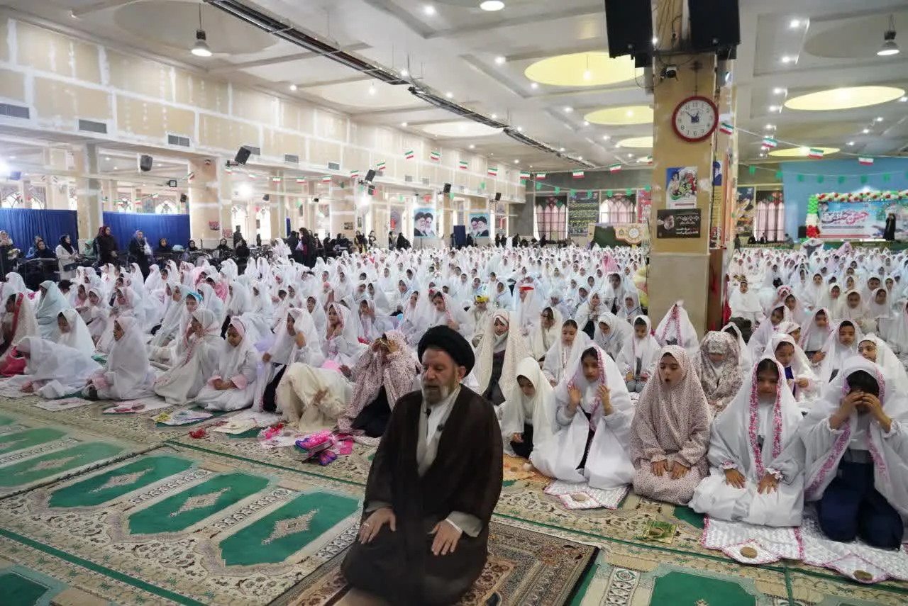 تصویری از برگزاری جشن تکلیف دانشآموزان دختر خرمآبادی در مصلی الغدیر به امامت آیتالله شاهرخی.