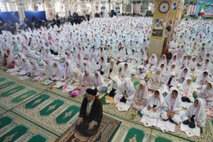 تصویری از برگزاری جشن تکلیف دانش‌آموزان دختر خرم‌آبادی در مصلی الغدیر به امامت آیت‌الله شاهرخی.