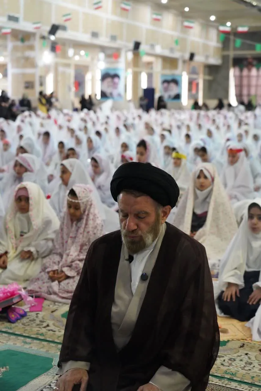 تصویری از برگزاری جشن تکلیف دانشآموزان دختر خرمآبادی در مصلی الغدیر به امامت آیتالله شاهرخی.