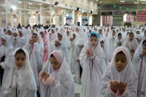 تصویری از برگزاری جشن تکلیف دانش‌آموزان دختر خرم‌آبادی در مصلی الغدیر به امامت آیت‌الله شاهرخی.