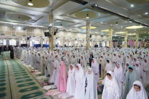 تصویری از برگزاری جشن تکلیف دانش‌آموزان دختر خرم‌آبادی در مصلی الغدیر به امامت آیت‌الله شاهرخی.