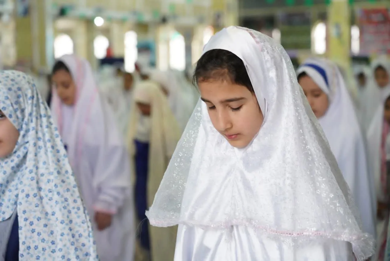 تصویری از برگزاری جشن تکلیف دانشآموزان دختر خرمآبادی در مصلی الغدیر به امامت آیتالله شاهرخی.