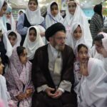تصویری از برگزاری جشن تکلیف دانش‌آموزان دختر خرم‌آبادی در مصلی الغدیر به امامت آیت‌الله شاهرخی.