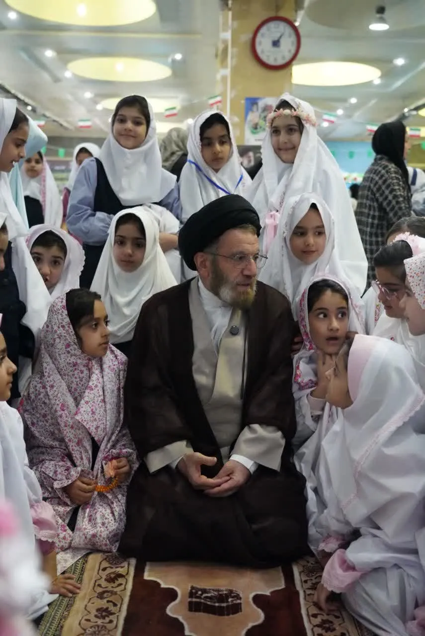 تصویری از برگزاری جشن تکلیف دانشآموزان دختر خرمآبادی در مصلی الغدیر به امامت آیتالله شاهرخی.
