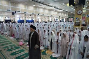 تصویری از برگزاری جشن تکلیف دانش‌آموزان دختر خرم‌آبادی در مصلی الغدیر به امامت آیت‌الله شاهرخی.