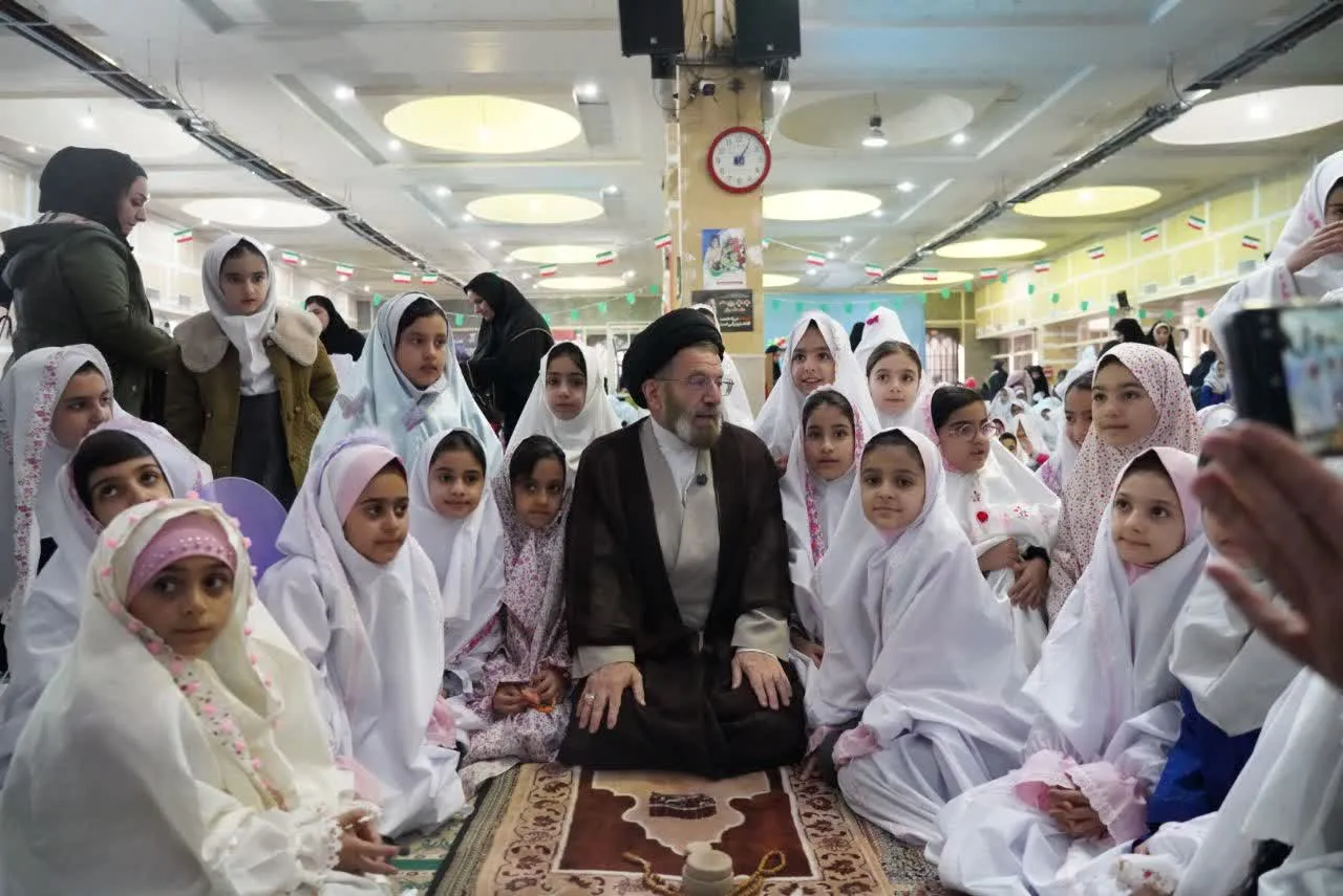 تصویری از برگزاری جشن تکلیف دانشآموزان دختر خرمآبادی در مصلی الغدیر به امامت آیتالله شاهرخی.