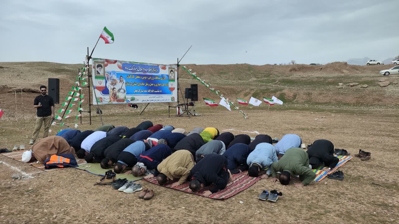 تصویری از اقامه نماز جماعت کارکنان اداره کل راهداری لرستان در یک فضای باز؛ در تصویر بالا در حال قیام و در تصویر پایین در حال سجده هستند. 